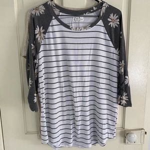 Maurices 24/7 3/4 sleeve daisy tshirt size Large